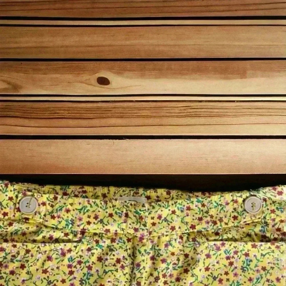 Pins and Needles Urban Outfitters Floral Shorts Size 4 with two buttons on front - Picture 2 of 5